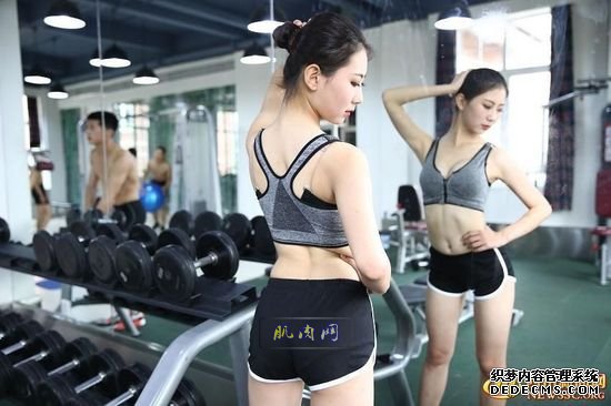 長腿、翹臀的完美身材美女哪里多集中？除了春熙路，可能也就是四川西南航空職業(yè)學(xué)院健身房了。近日，該校一組美女健身房性感照片走紅網(wǎng)絡(luò)，時(shí)尚炫酷高大上的健身房加長腿翹臀完美身材的俏空姐，讓網(wǎng)友觀后直呼：“看美女不用去春熙路被暴曬了，到西航健身房吹著空調(diào)撩師妹去。”