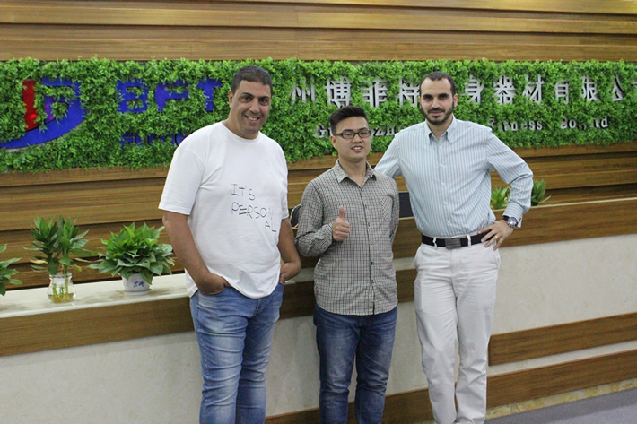 以色列客戶來(lái)博菲特健身器材工廠采購(gòu)商用健身器械